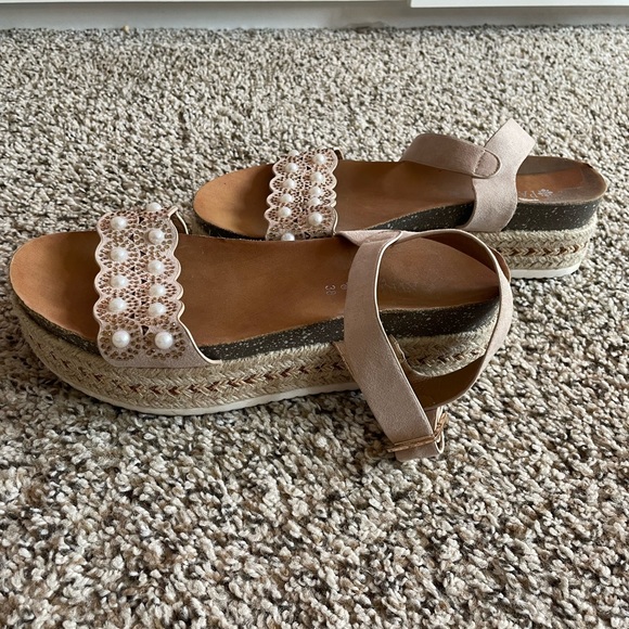 Beautiful platform sandal - Picture 3 of 4